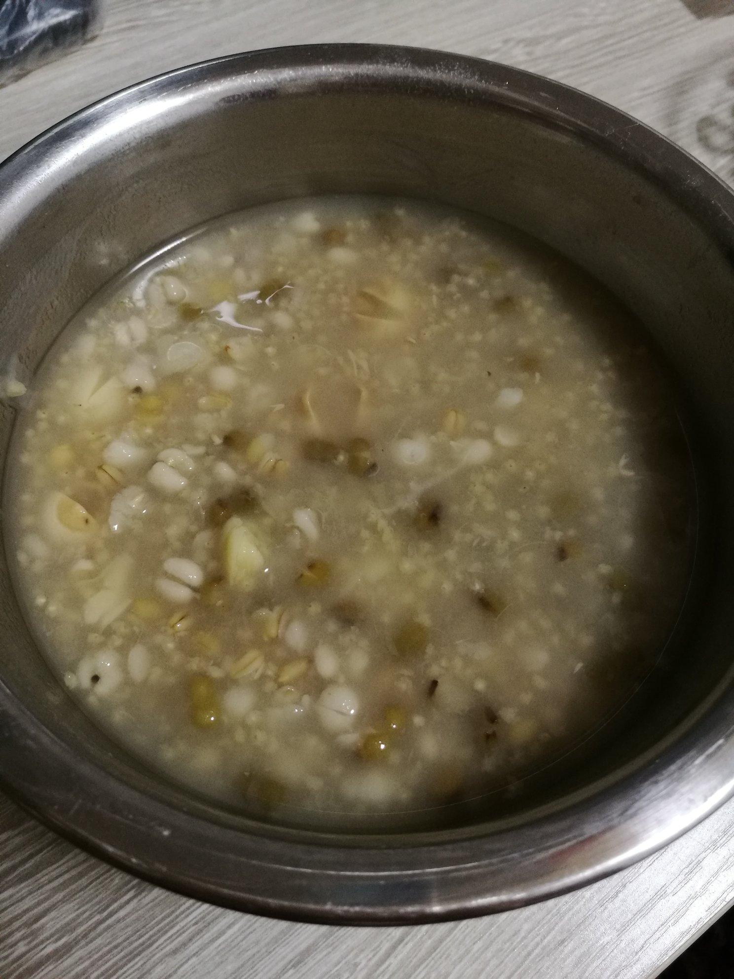 绿豆燕麦薏仁莲子百合粥