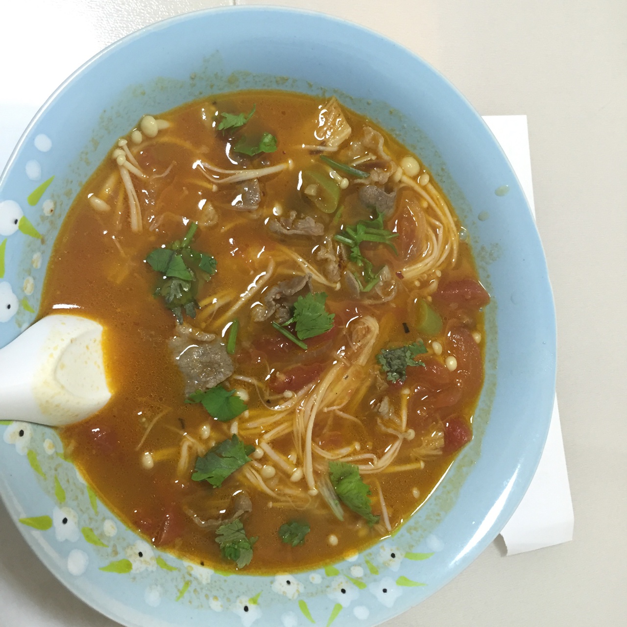 金针菇肥牛番茄锅