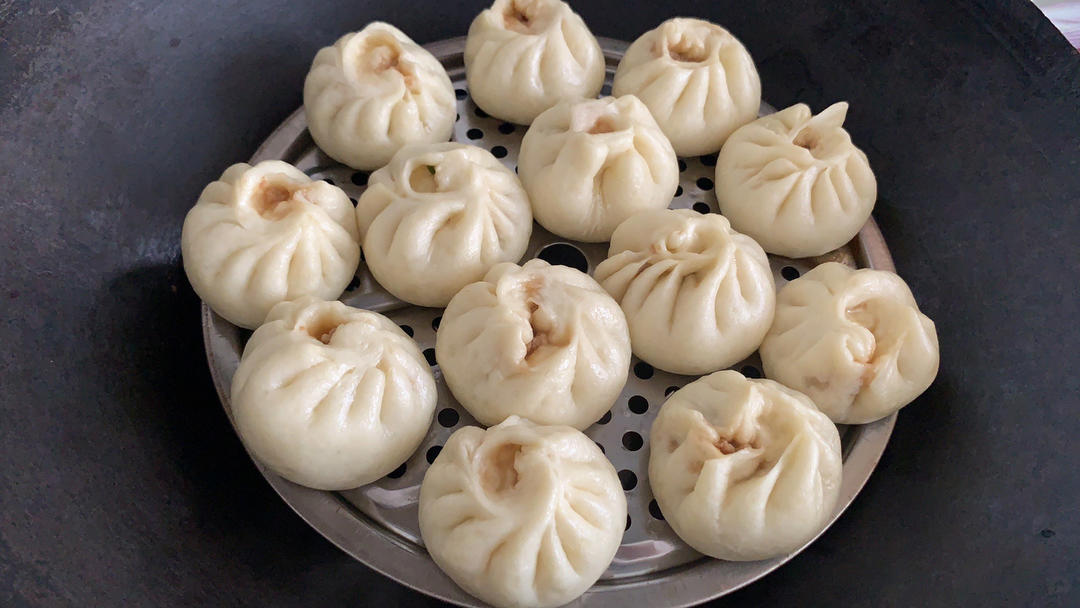 一口一个的鲜肉小笼包