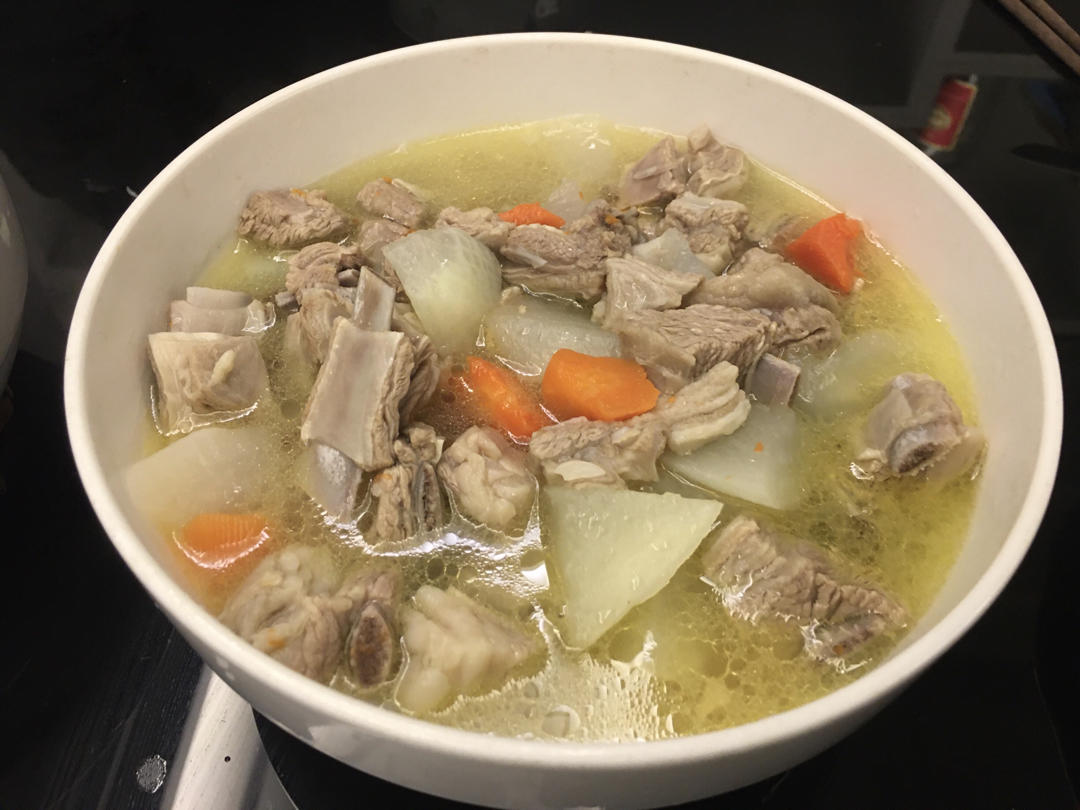 清炖羊排，老爸的拿手菜，汤鲜味浓，羊肉软烂，连萝卜都非常好吃