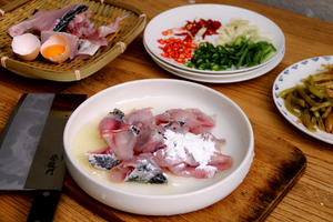 酸菜鱼，用好刀切好肉。的做法 步骤5