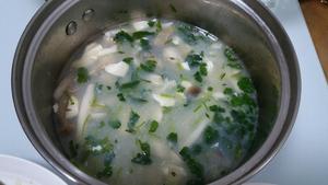 牡蛎菌菇豆腐汤的做法 步骤4