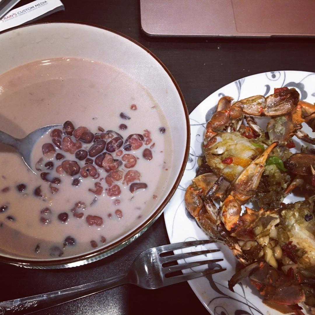 红枣红豆薏仁牛奶粥