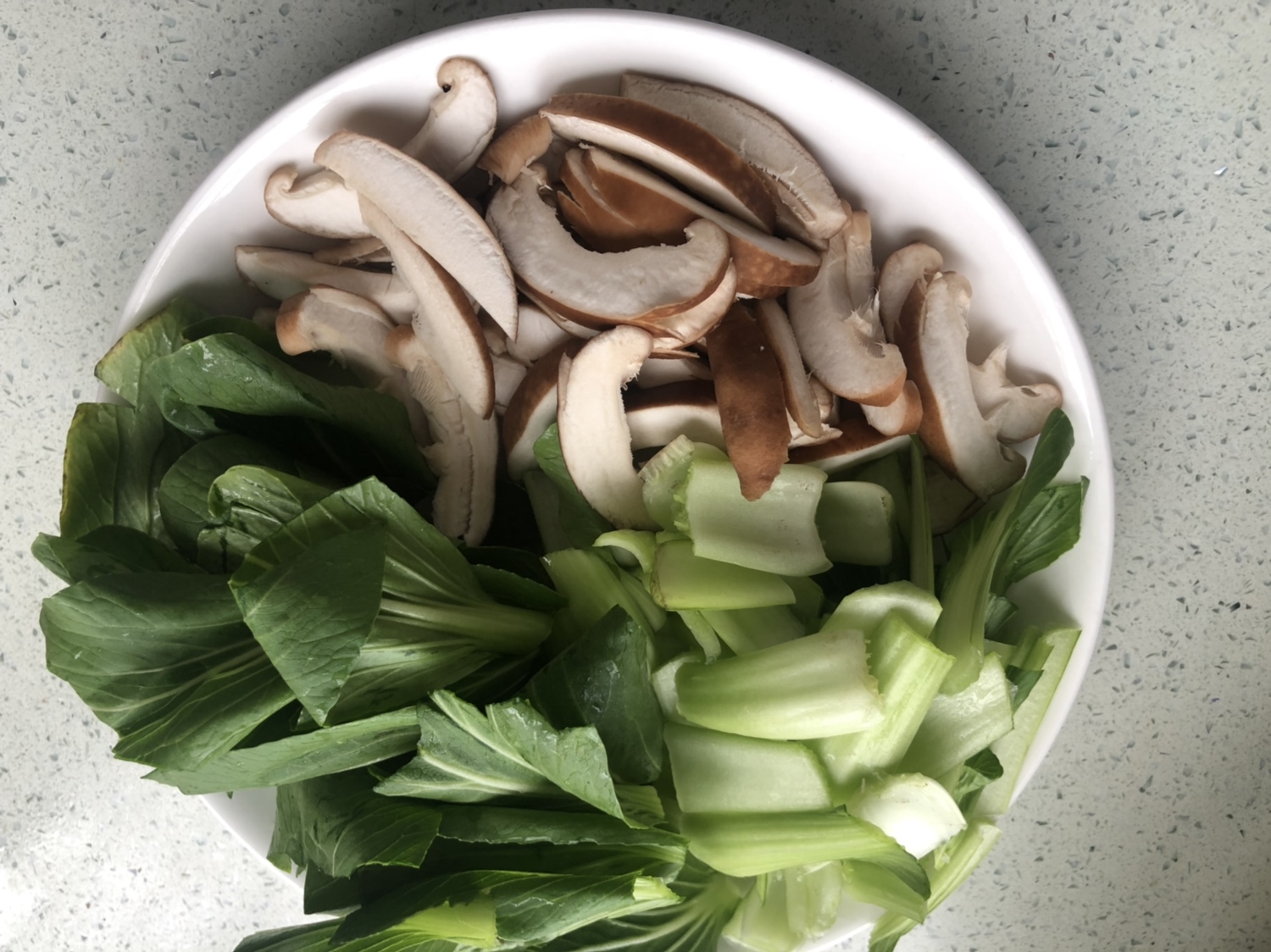 简单营养快手香菇青菜的做法 步骤2