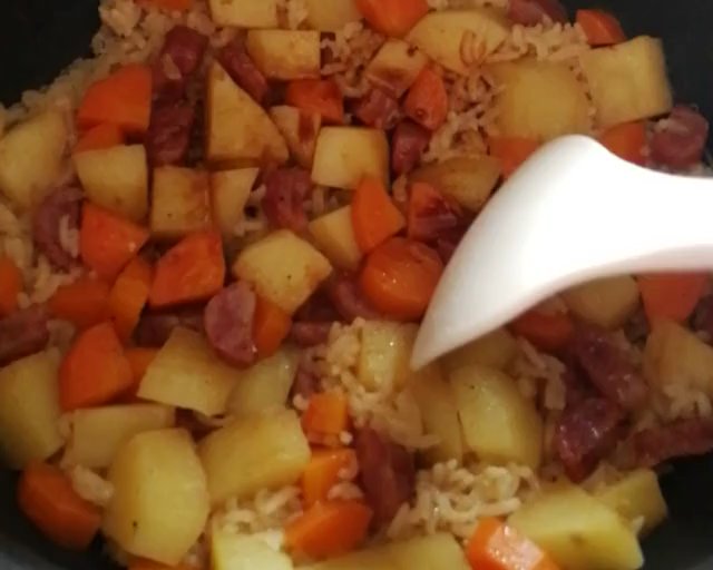 土豆红萝卜腊肠焖饭（眼睛会了，手也会👍）的做法