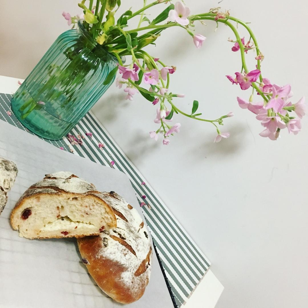 kiri奶油芝士食谱—全麦蔓越莓奶酪软欧包（视频）