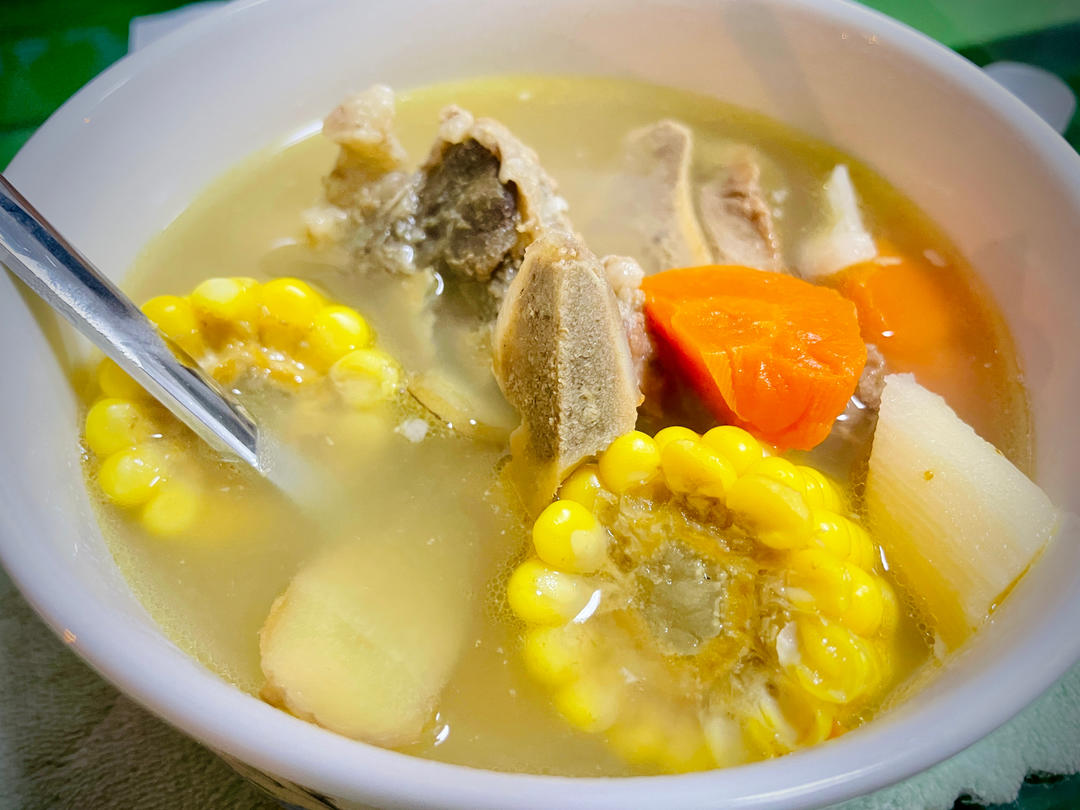 玉米胡萝卜猪骨汤--健脾祛湿