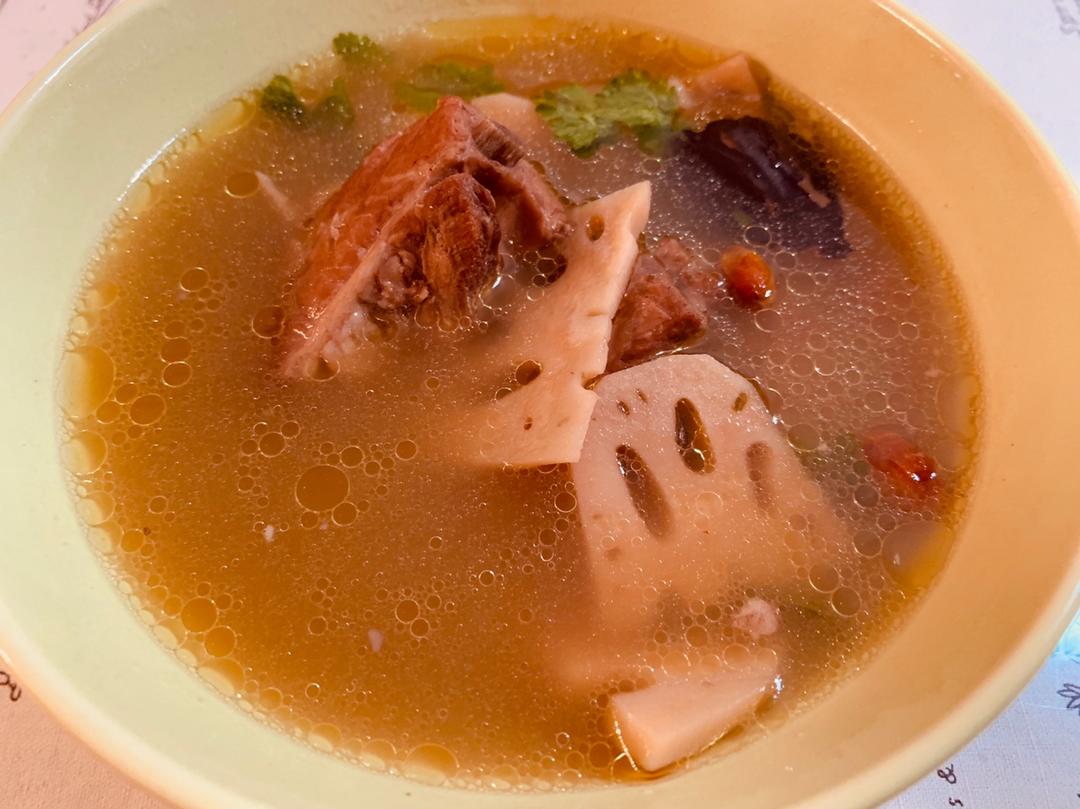 红枣花生莲藕排骨汤