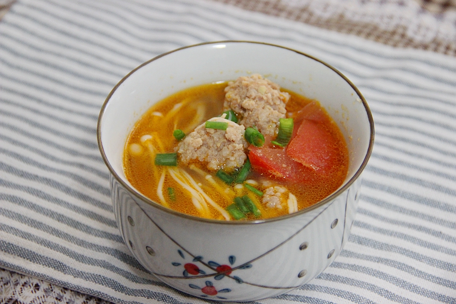 番茄鸡蛋金针菇肉丸汤