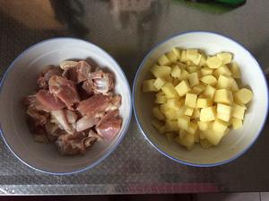 烤奥尔良鸡腿肉土豆的做法 步骤1