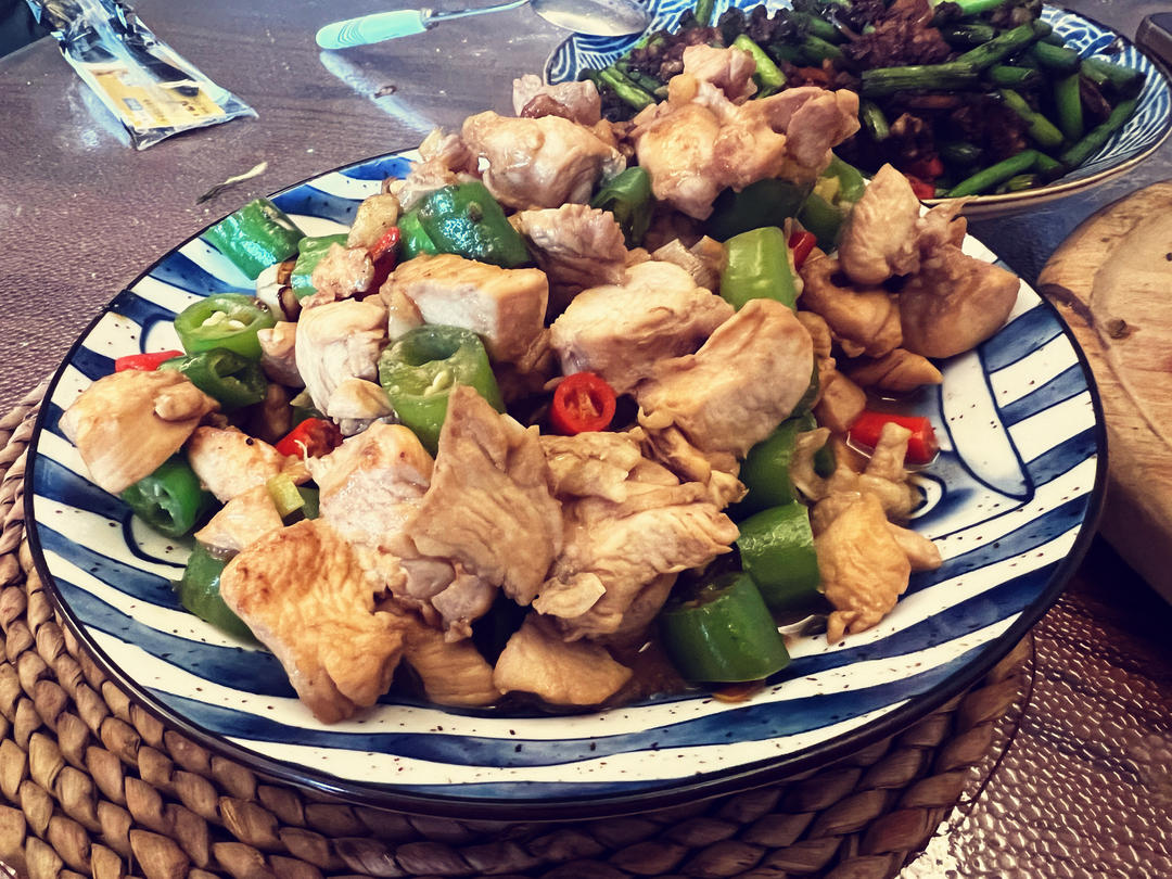 咸鲜可口的青红椒炒鸡丁