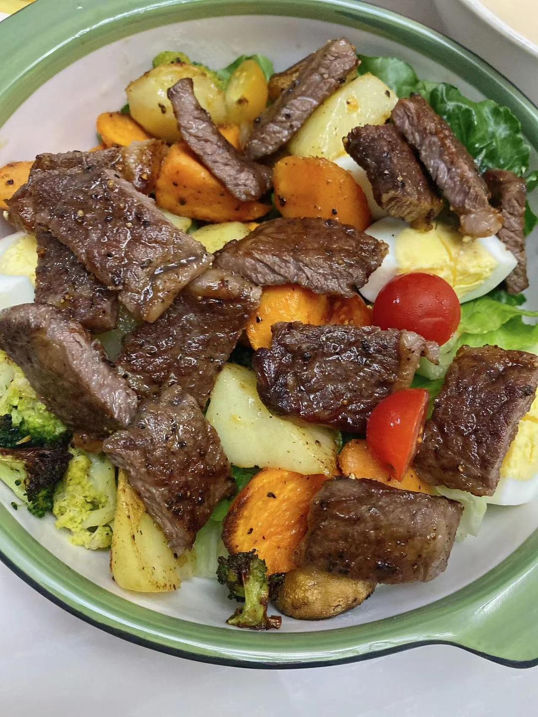 鲜虾牛排时蔬沙拉