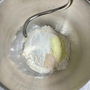 举个栗子｜超可爱的mini 栗子碱水面包的做法 步骤1