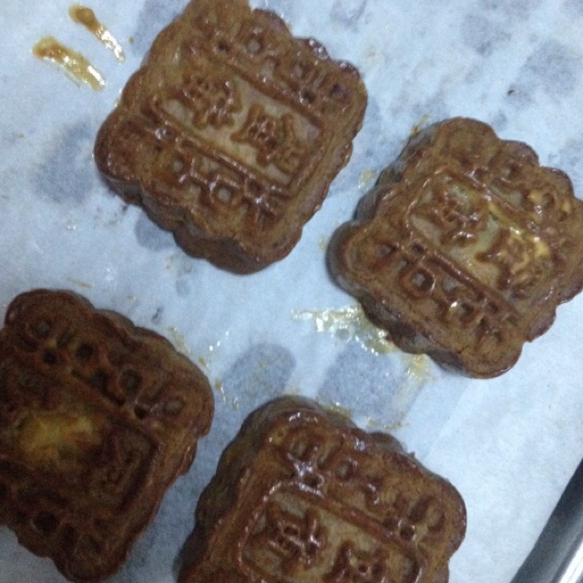 广式蛋黄莲蓉月饼
