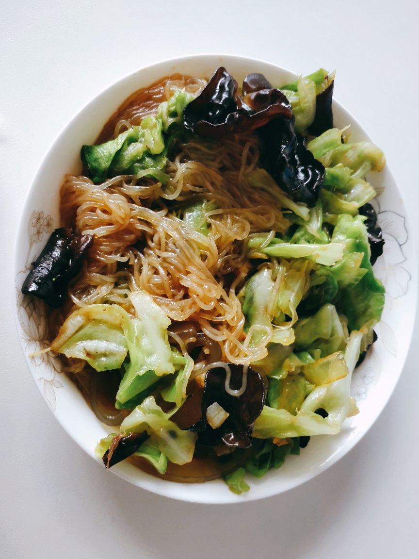 看似普通却超级下饭的圆白菜炒粉丝