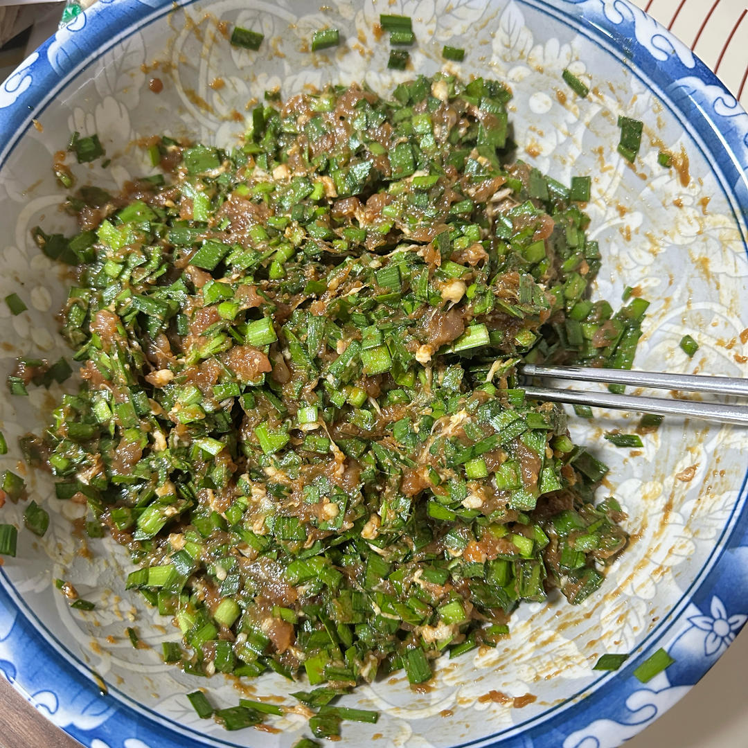 韭菜猪肉饺子(附擀皮和最简单的饺子包法)