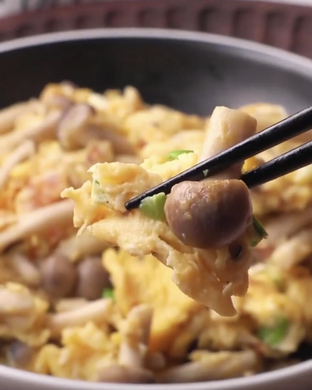 蟹味菇滑蛋的做法