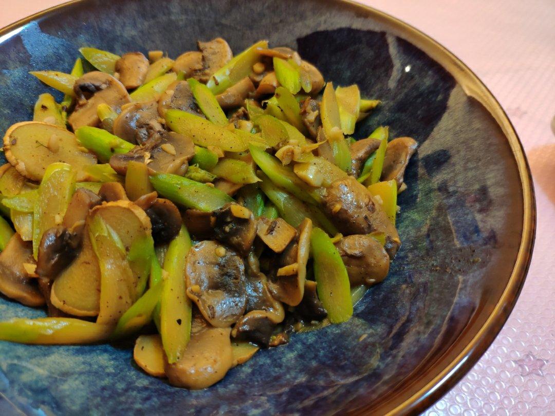 点击率超五十万的                    芦笋炒蘑菇