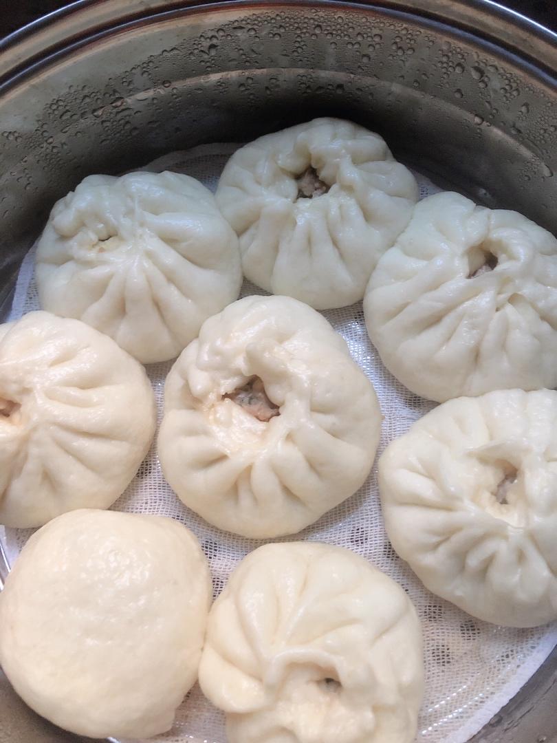 松软多汁的肉包子