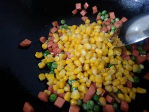 青豆玉米炒火腿肠的做法 步骤5