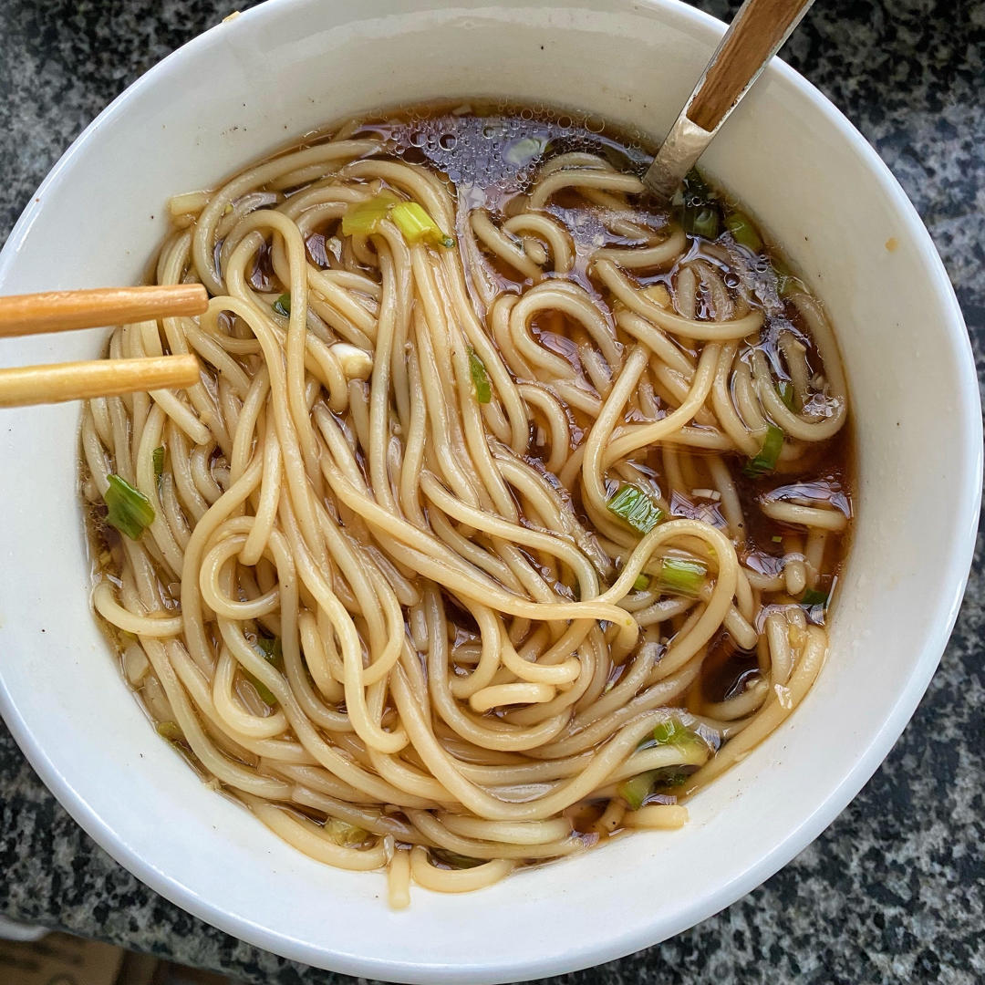 一碗清汤面 🍜 —— 秋日里的治愈系