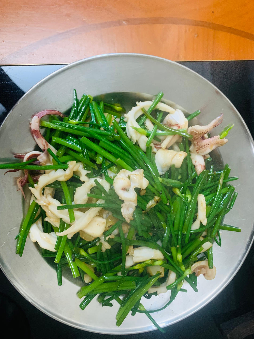 鲜嫩美味的韭菜炒鱿鱼