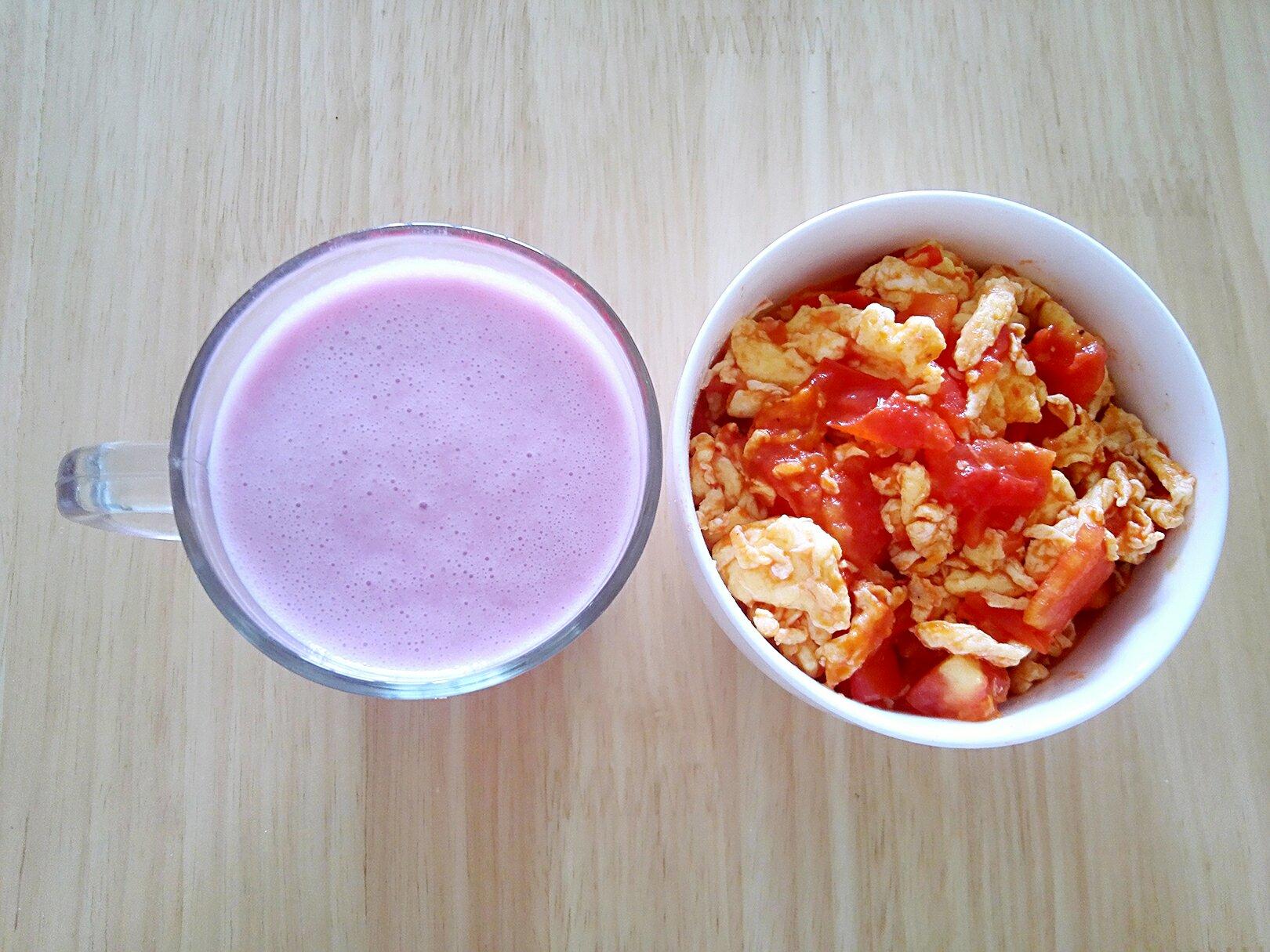 一人食之紫薯酸奶饮和番茄炒蛋