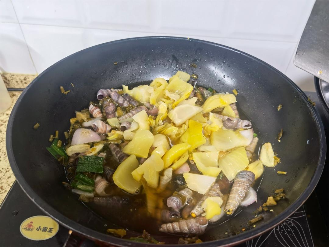 酸菜钉螺煲