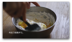 零基础手揉出膜面包房蜂蜜奶油卷全攻略/阿猪烘焙视频的做法 步骤11
