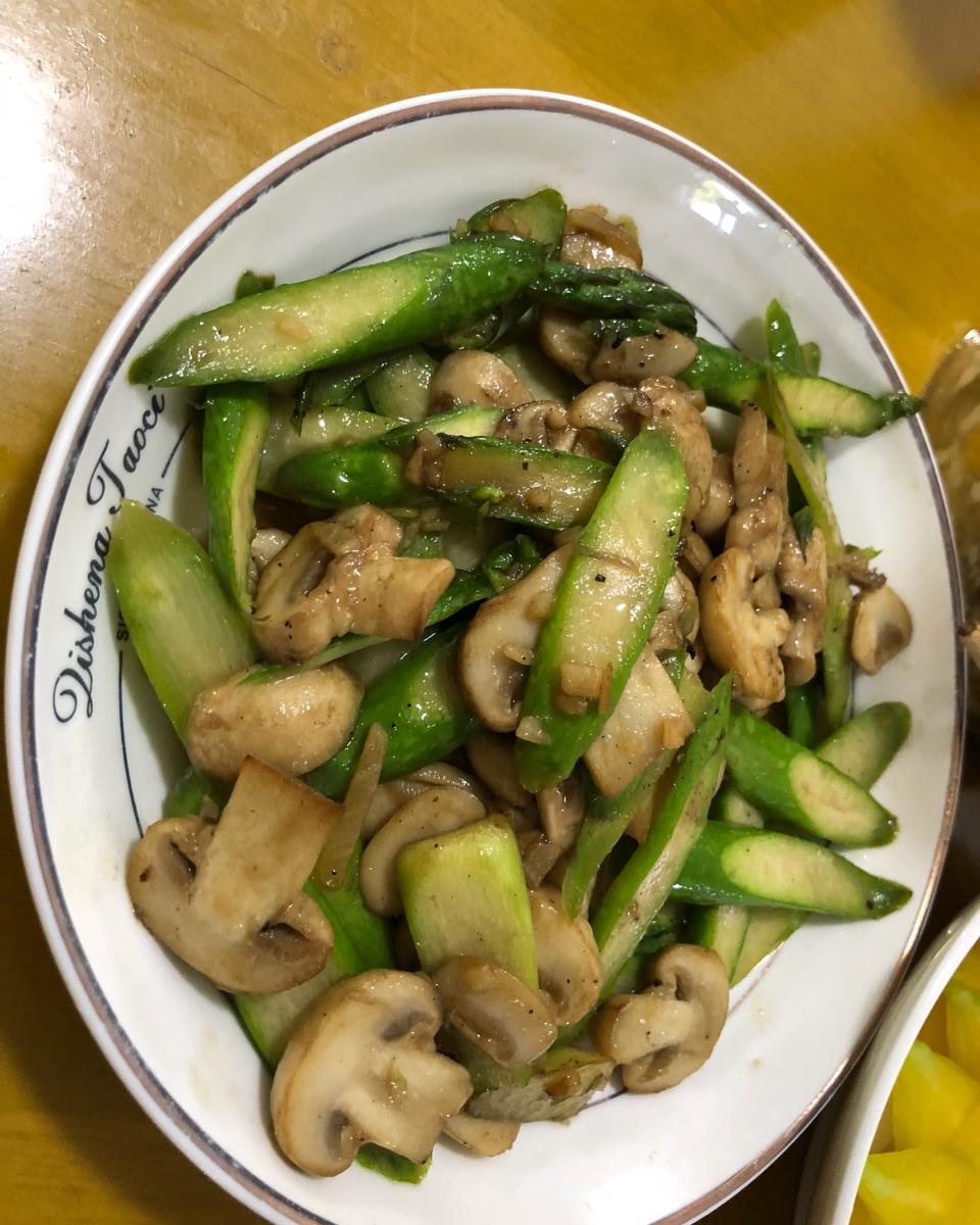 芦笋炒蘑菇