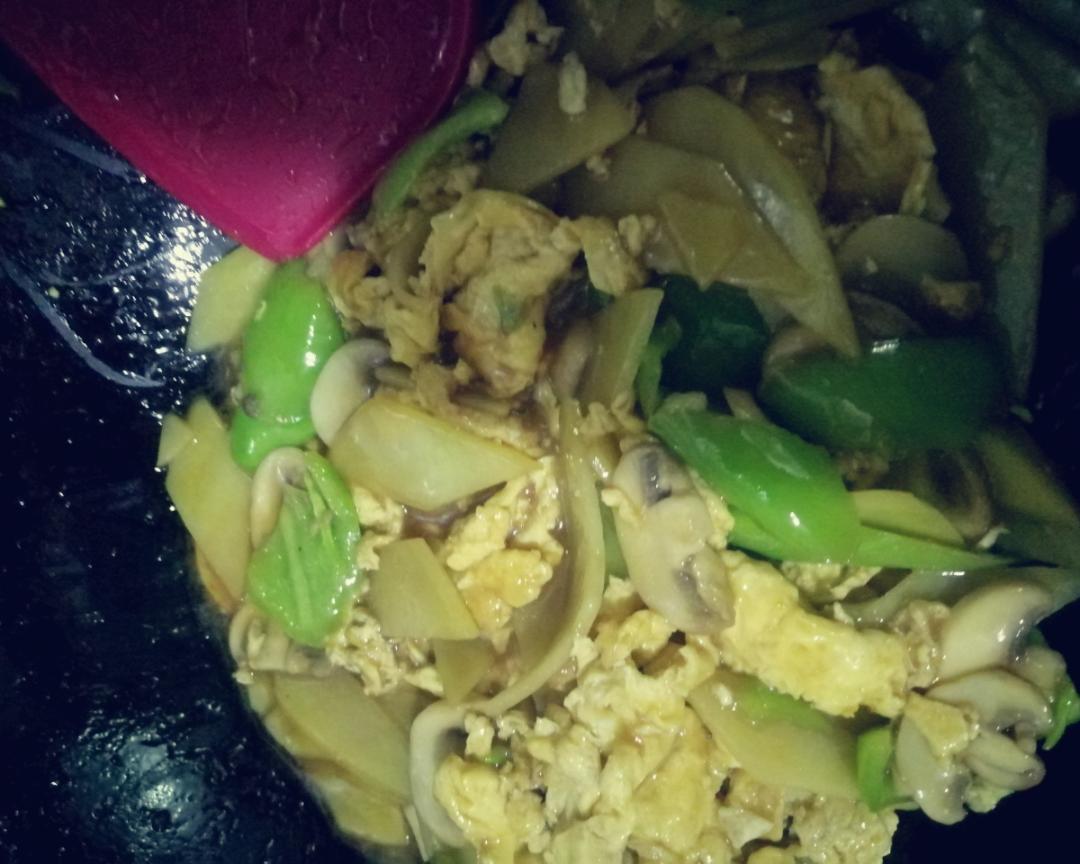口蘑鸡蛋土豆片的做法