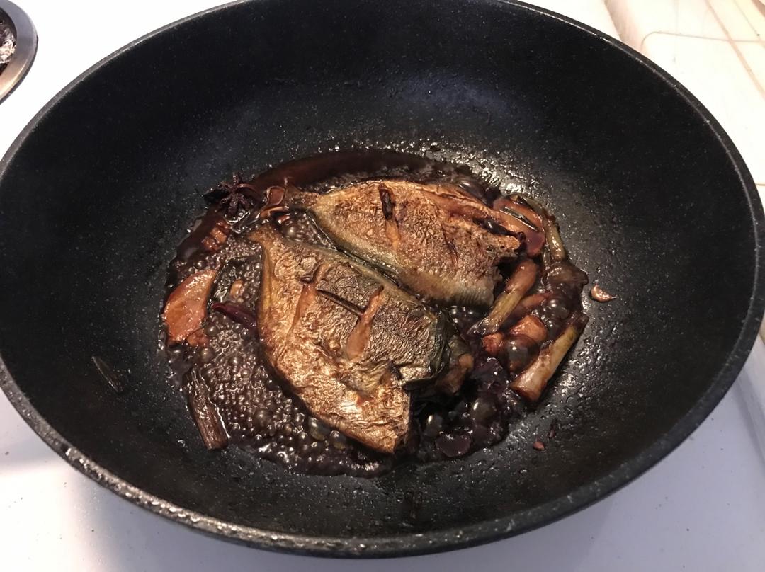 传统中式红烧平鱼