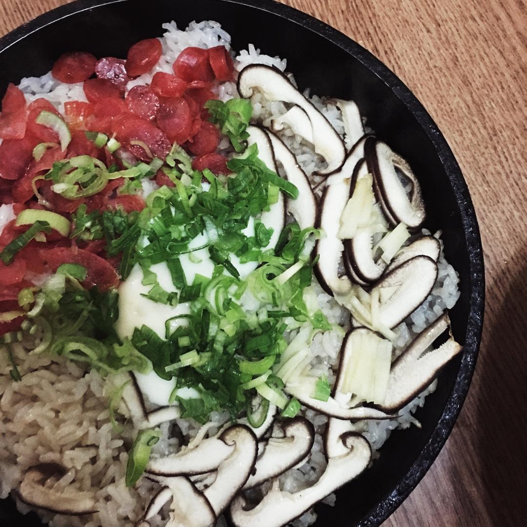 广式腊味煲仔饭