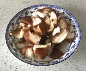 香菇炖豆腐的做法 步骤2