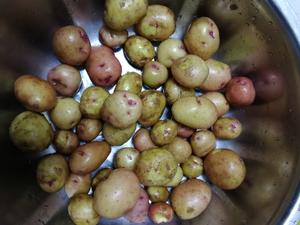 炸土豆炕洋芋秒杀景区小吃的做法 步骤1