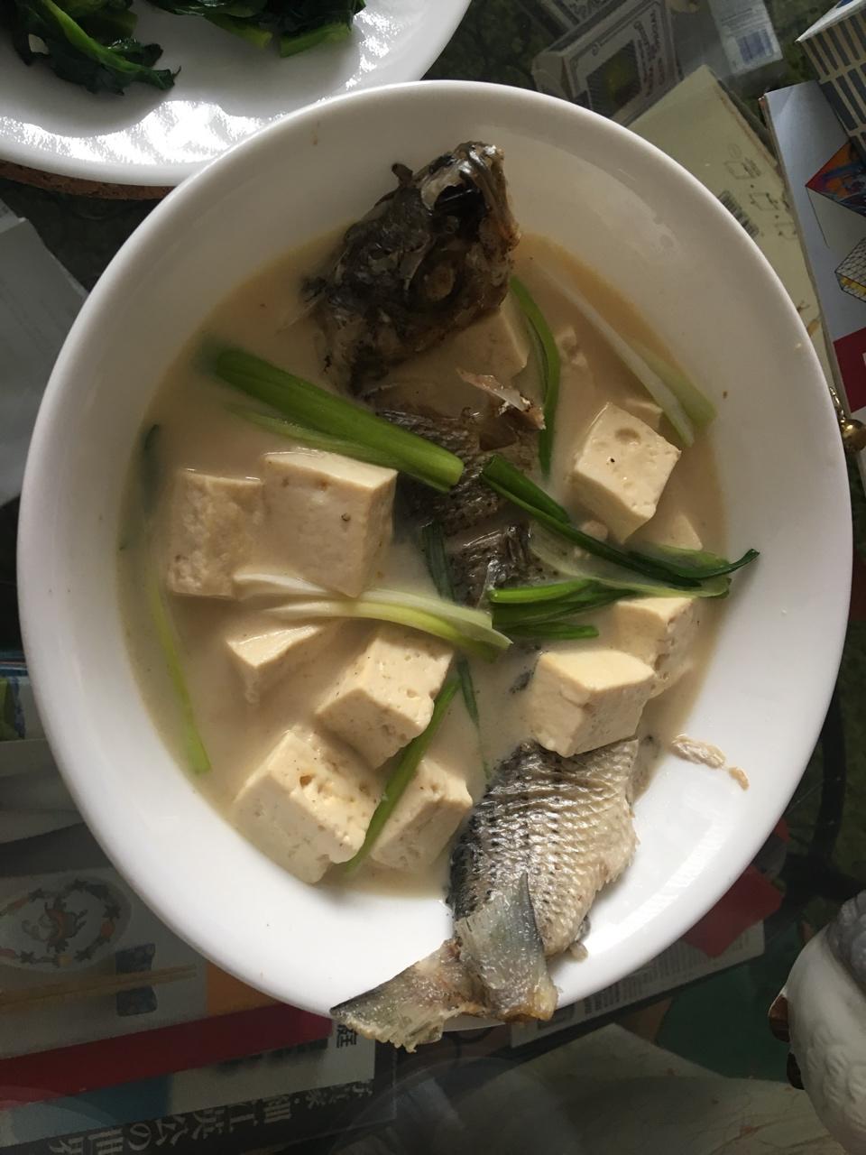 奶白鲫鱼汤（只加葱、姜、白胡椒粉）