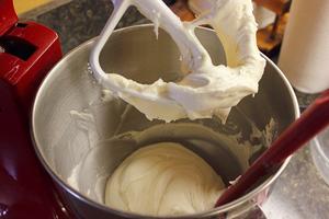 超细腻的白丝绒纸杯蛋糕的做法 步骤4
