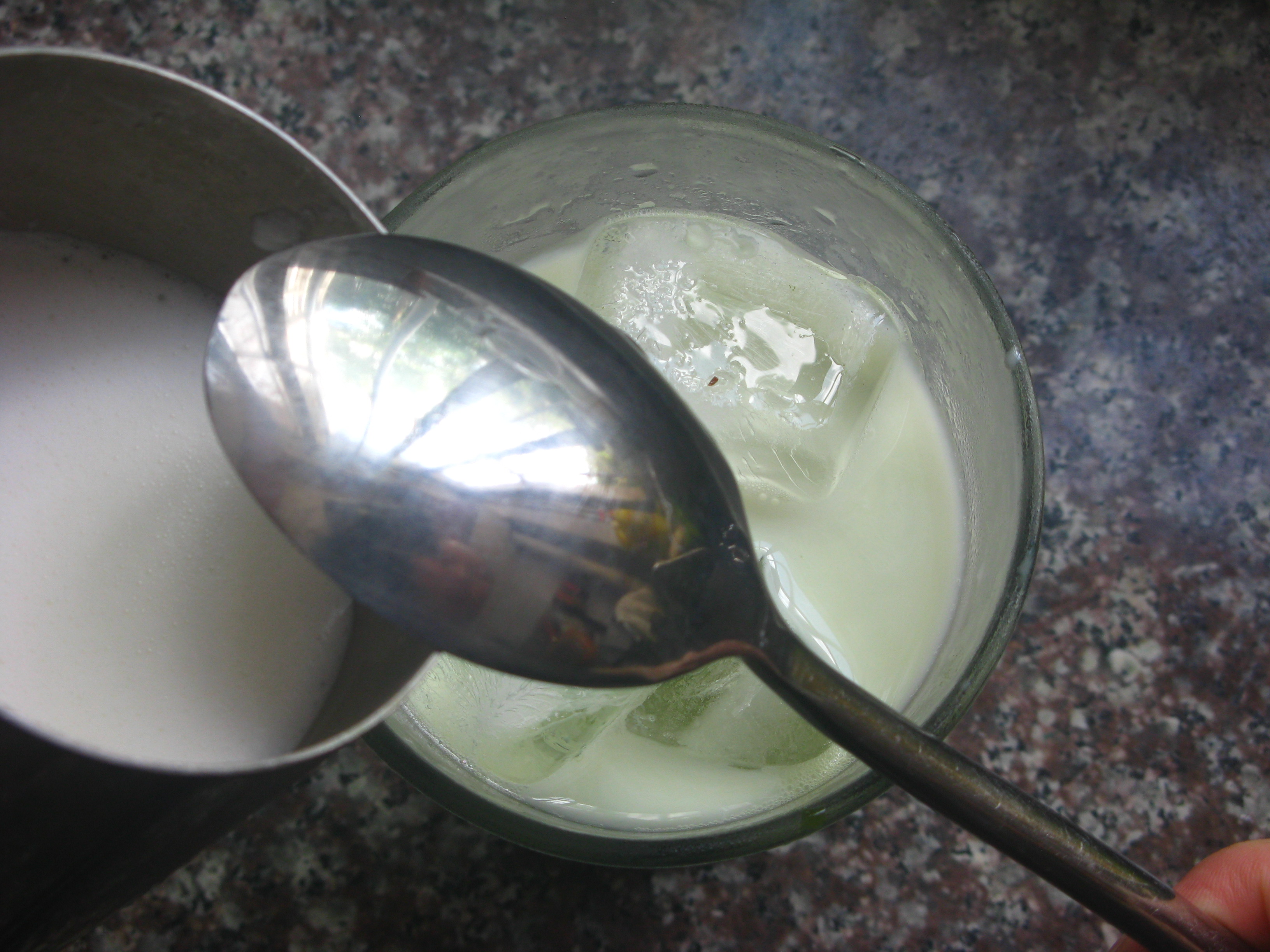 冰红豆抹茶拿铁（中了抹茶的毒！）的做法 步骤4