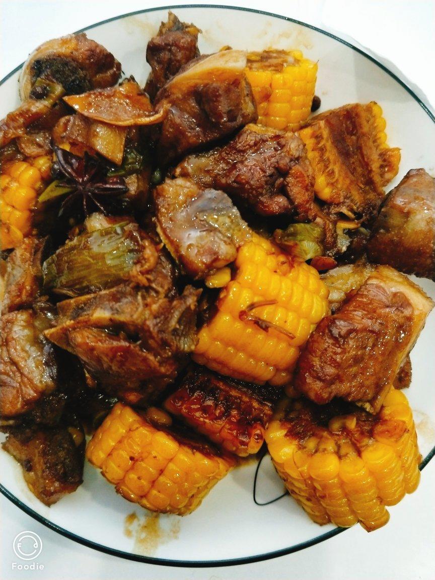 红烧排骨土豆炖玉米