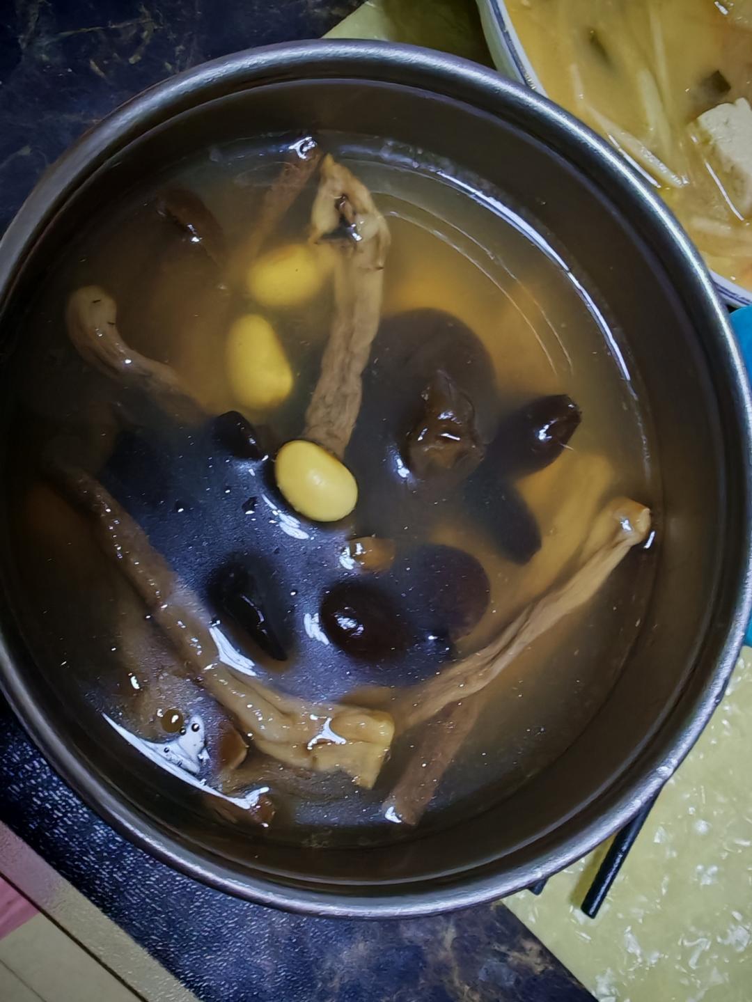 鹿茸菇炖木耳汤