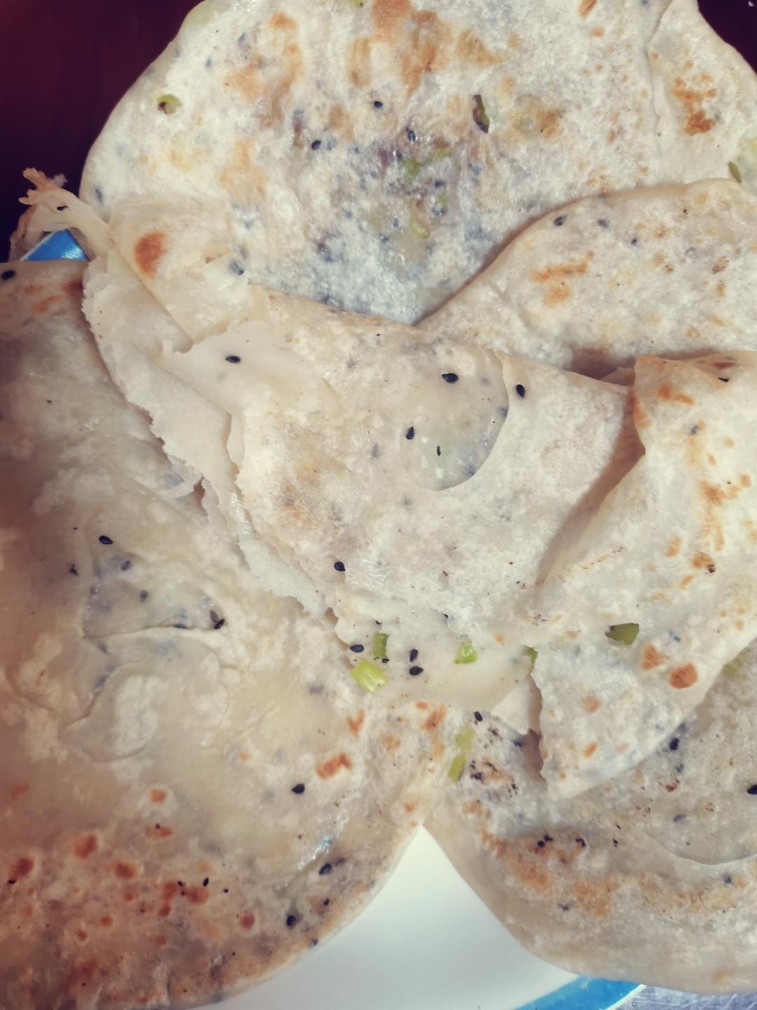 烙饼不硬的小窍门 掌握了你也能看出柔软多层凉了不硬的小油饼