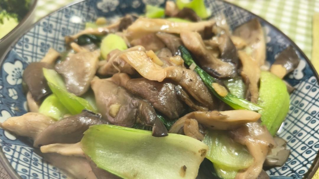 素菜也鲜甜的平菇炒青菜