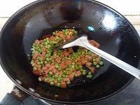 红红绿绿哒火腿炒饭的做法 步骤1
