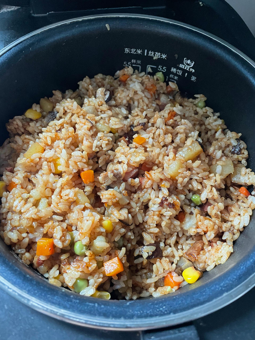 全网最好吃的网红焖米饭，做出了煲仔饭的赶脚，俩儿子抢着吃