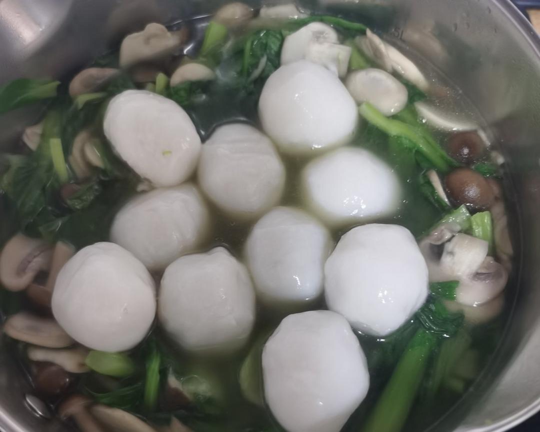 菌菇鱼丸鸡毛菜汤的做法 步骤9