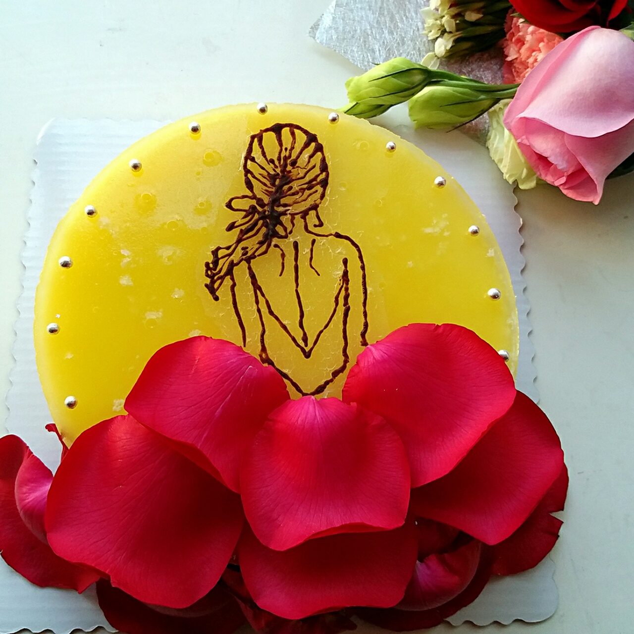 玫瑰花瓣生日蛋糕