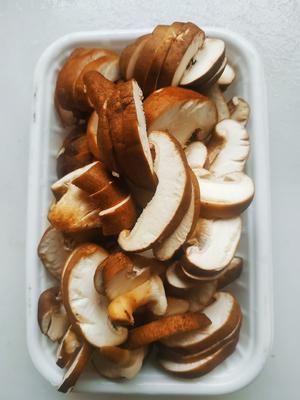 素炒农家香菇的做法 步骤2