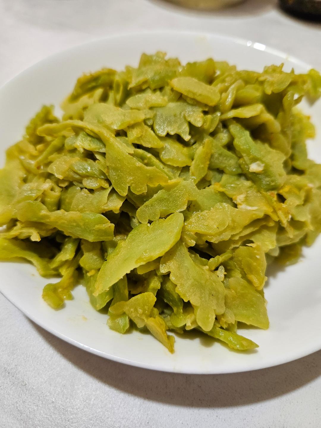 既消除了苦瓜的苦味,还清热降火的咸蛋黄炒苦瓜