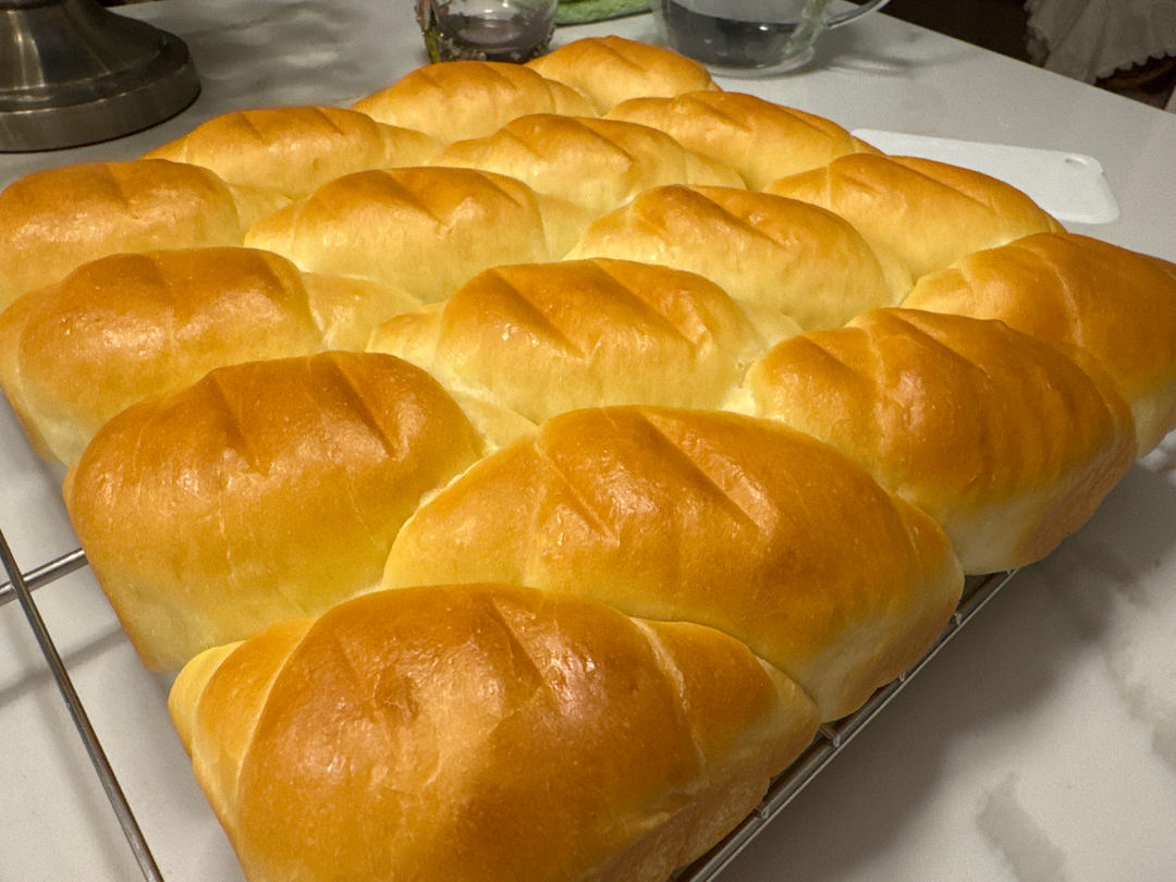 又香又软又拉丝，咬一口奶香十足！超治愈的淡奶油波兰种小餐包