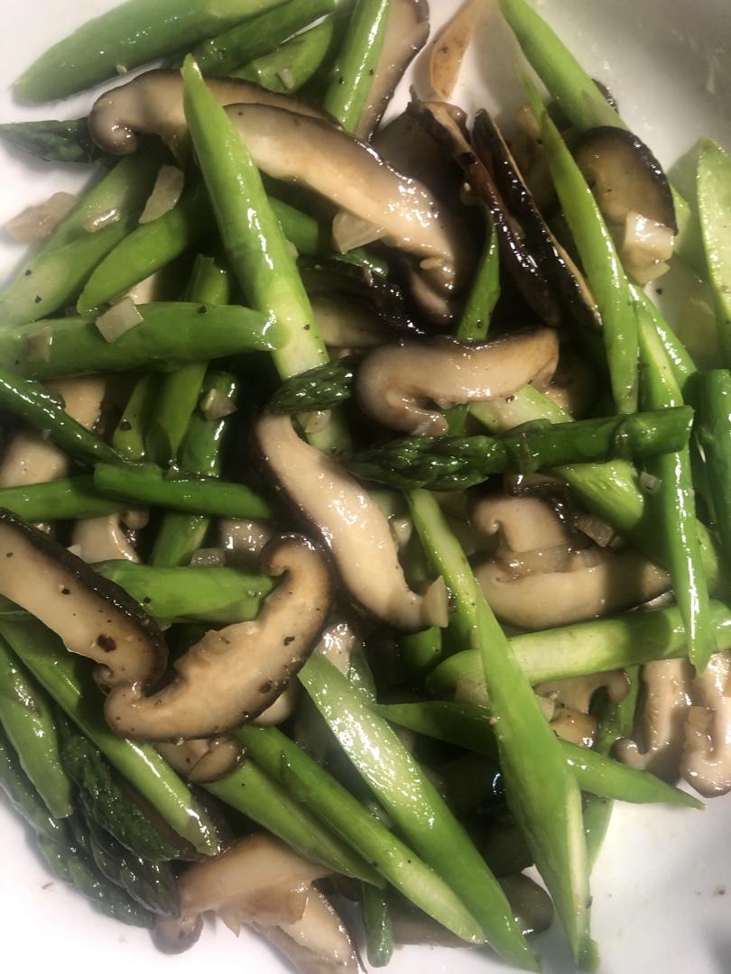 芦笋炒蘑菇